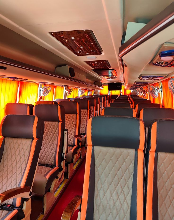 حافلة من الداخل — مقاعد مريحة