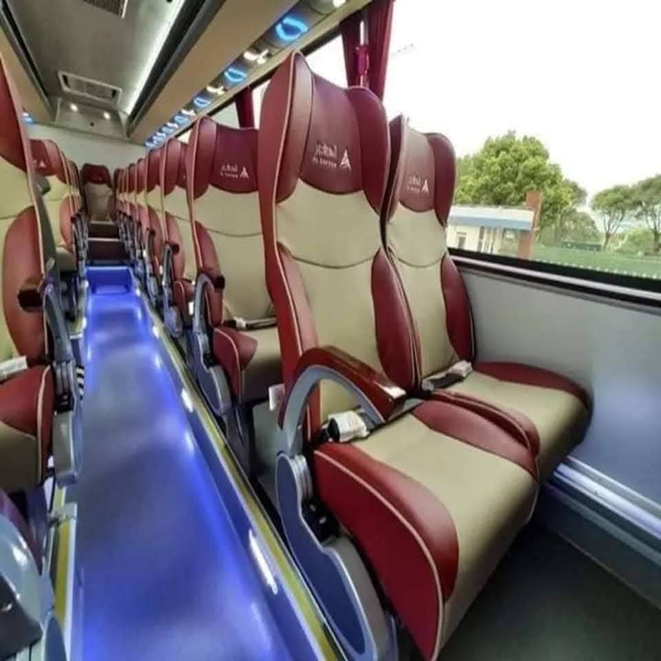 حافلة من الداخل — مقاعد فاخرة