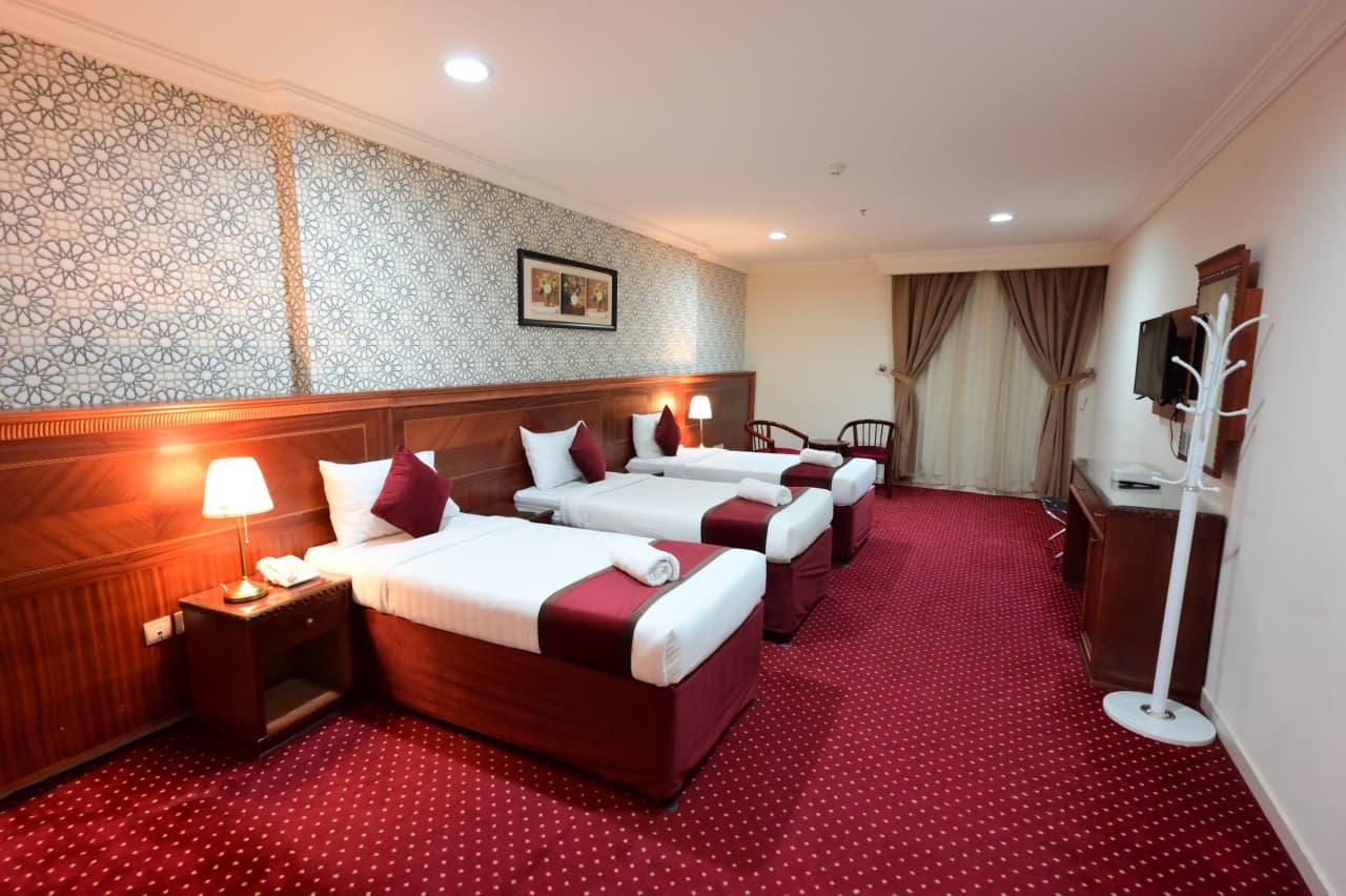 غرفة فندقية — 3 أسرّة