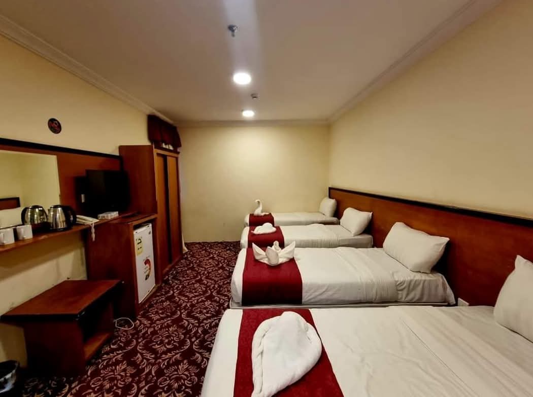 غرفة فندقية — 4 أسرّة