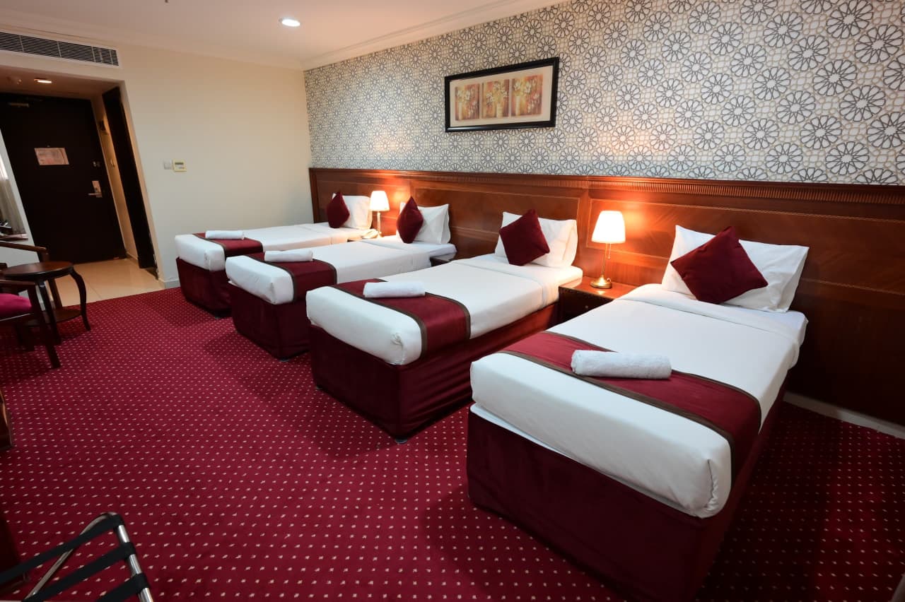 غرفة فندقية — 4 أسرّة زاوية أخرى